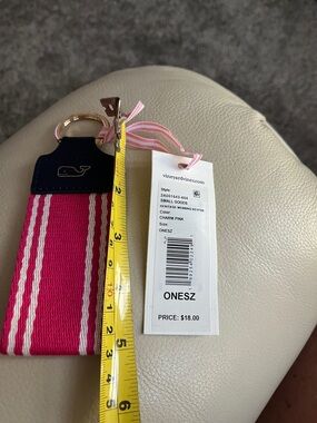 Vineyard Vines Charm Pink & White Webbing Key Holder with Navy top. New. Cute.